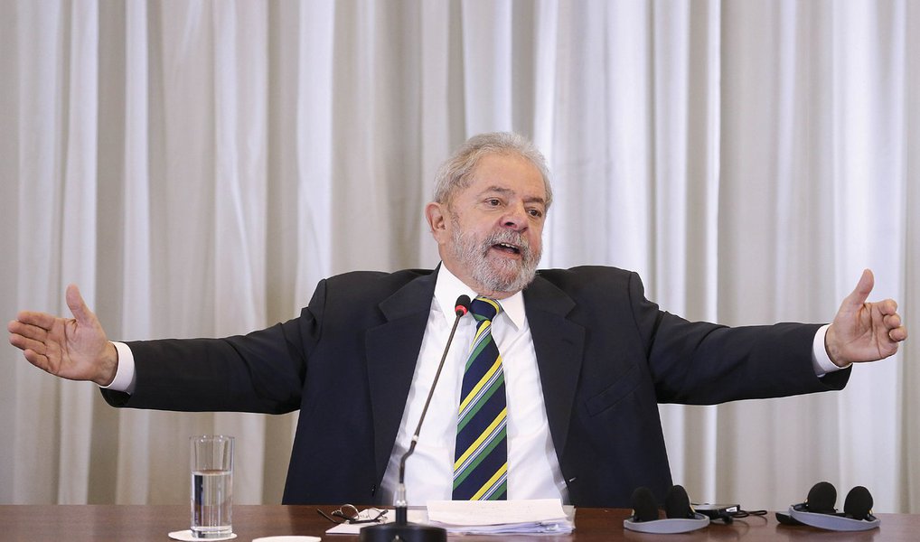 Texto publicado no site do Instituto Lula contesta as tentativas de criminalização do ex-presidente; "Em mais de 40 anos de atividade pública, a vida do ex-presidente Lula foi vasculhada em todos os aspectos: político, fiscal, financeiro e até pessoal. Nenhum político brasileiro foi tão investigado, por tanto tempo: pelos organismos de segurança da ditadura, pela imprensa, pelos adversários políticos e por comissões do Congresso durante seus dois mandatos", inicia o artigo; o instituto ainda pontuou que Lula "sempre agiu dentro da lei, antes, durante e depois de ser presidente do Brasil" (Foto: Valter Lima) Texto publicado no site do Instituto Lula contesta as tentativas de criminalização do ex-presidente; "Em mais de 40 anos de atividade pública, a vida do ex-presidente Lula foi vasculhada em todos os aspectos: político, fiscal, financeiro e até pessoal. Nenhum político brasileiro foi tão investigado, por tanto tempo: pelos organismos de segurança da ditadura, pela imprensa, pelos adversários políticos e por comissões do Congresso durante seus dois mandatos", inicia o artigo; o instituto ainda pontuou que Lula "sempre agiu dentro da lei, antes, durante e depois de ser presidente do Brasil"