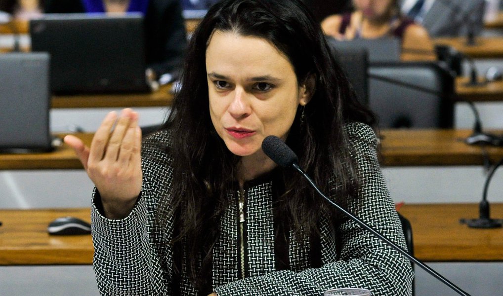 Advogada Janaina Paschoal, que atua na acusação do processo de impeachment da presidente eleita Dilma Rousseff, afirmou que o depoimento enviado à Comissão Especial do Senado é "inócuo" e que a leitura do documento serviu de "palanque" ; "Foi um discurso, não foi uma defesa. Pegaram argumentos que o advogado já vinha pontuando e compilaram. Foi uma carta com tom de palanque. Acho que foi inócuo", disse; er do PSDB, senador Cássio Cunha Lima (PB), também fez uma avaliação parecida ao afirmar que a leitura d documento por Cardozo "foi uma peça de propaganda política. É mais do mesmo. Tudo já foi dito. Não tem nada de novo" (Foto: Paulo Emílio) Advogada Janaina Paschoal, que atua na acusação do processo de impeachment da presidente eleita Dilma Rousseff, afirmou que o depoimento enviado à Comissão Especial do Senado é "inócuo" e que a leitura do documento serviu de "palanque" ; "Foi um discurso, não foi uma defesa. Pegaram argumentos que o advogado já vinha pontuando e compilaram. Foi uma carta com tom de palanque. Acho que foi inócuo", disse; er do PSDB, senador Cássio Cunha Lima (PB), também fez uma avaliação parecida ao afirmar que a leitura d documento por Cardozo "foi uma peça de propaganda política. É mais do mesmo. Tudo já foi dito. Não tem nada de novo"