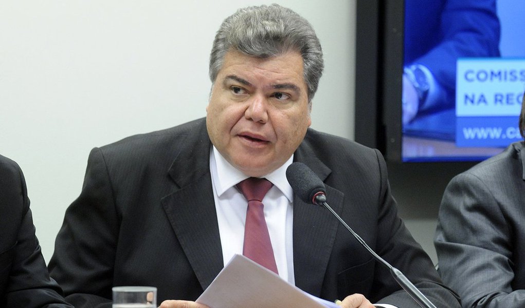Uma tabela que consta na delação premiada do ex-presidente da Transpetro Sérgio Machado, que teve o sigilo derrubado nesta quarta-feira (15), apontou um pagamento de R$ 400 mil de dinheiro de propina ao atual ministro do Meio Ambiente, Sarney Filho (PMDB-MA), filho do ex-presidente da República José Sarney (PMDB-AP); Machado firmou acordo de colaboração com o MPF, no âmbito da Operação Lava Jato, e disse que pagou propina a 20 políticos de seis partidos; ele contou ter repassado R$ 100 milhões ao PMDB, que indicou Machado para a Transpectro (Foto: Leonardo Lucena) Uma tabela que consta na delação premiada do ex-presidente da Transpetro Sérgio Machado, que teve o sigilo derrubado nesta quarta-feira (15), apontou um pagamento de R$ 400 mil de dinheiro de propina ao atual ministro do Meio Ambiente, Sarney Filho (PMDB-MA), filho do ex-presidente da República José Sarney (PMDB-AP); Machado firmou acordo de colaboração com o MPF, no âmbito da Operação Lava Jato, e disse que pagou propina a 20 políticos de seis partidos; ele contou ter repassado R$ 100 milhões ao PMDB, que indicou Machado para a Transpectro