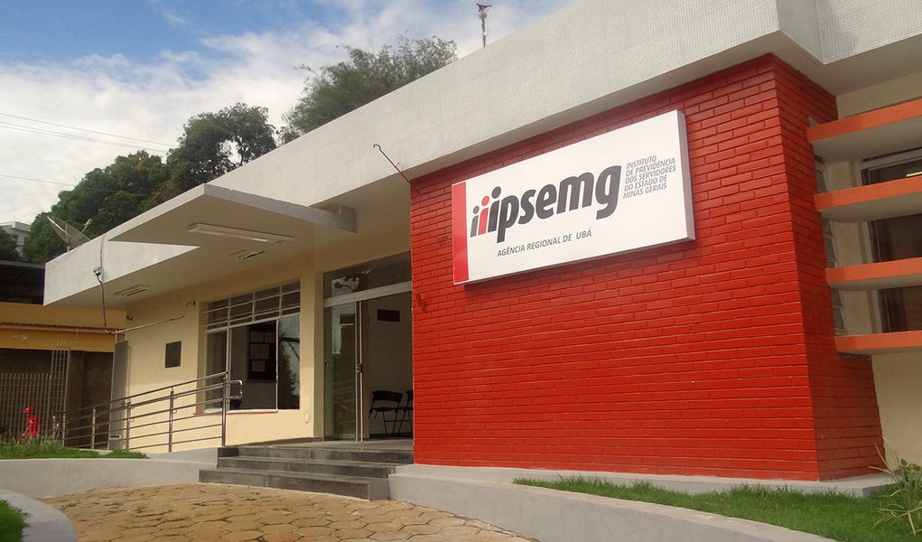 A Polícia Civil realizou uma operação que investiga fraude em licitações na compra de medicamentos em Belo Horizonte; o esquema envolve o Instituto de Previdência dos Servidores do Estado de Minas Gerais (Ipsemg) e uma distribuidora e importadora de medicamentos; quatro pessoas foram conduzidas coercitivamente, quando alguém é levado para prestar depoimento, e R$ 18 mil foram apreendidos na sede da empresa; a informação é do delegado Ramon Sandoli, chefe do Departamento de Operações Especiais (Deoesp) (Foto: Leonardo Lucena) A Polícia Civil realizou uma operação que investiga fraude em licitações na compra de medicamentos em Belo Horizonte; o esquema envolve o Instituto de Previdência dos Servidores do Estado de Minas Gerais (Ipsemg) e uma distribuidora e importadora de medicamentos; quatro pessoas foram conduzidas coercitivamente, quando alguém é levado para prestar depoimento, e R$ 18 mil foram apreendidos na sede da empresa; a informação é do delegado Ramon Sandoli, chefe do Departamento de Operações Especiais (Deoesp)