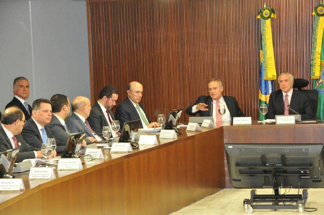 Em atendimento ao pleito apresentado pelo governador Marconi Perillo no fim do ano passado, o presidente interino Michel Temer, anunciou nesta segunda-feira, durante encontro com governadores de todo o País, a suspensão das dívidas das administrações estaduais com a União até o final deste ano; acordo prevê que os valores referentes ao período sejam pagos em 24 meses; anúncio foi feito pelo próprio governador e depois confirmado por Temer; como presidente do Consórcio Brasil Central, Marconi foi o primeiro a governador a propor a discussão sobre suspensão da dívida em meio à crise econômica (Foto: José Barbacena) Em atendimento ao pleito apresentado pelo governador Marconi Perillo no fim do ano passado, o presidente interino Michel Temer, anunciou nesta segunda-feira, durante encontro com governadores de todo o País, a suspensão das dívidas das administrações estaduais com a União até o final deste ano; acordo prevê que os valores referentes ao período sejam pagos em 24 meses; anúncio foi feito pelo próprio governador e depois confirmado por Temer; como presidente do Consórcio Brasil Central, Marconi foi o primeiro a governador a propor a discussão sobre suspensão da dívida em meio à crise econômica