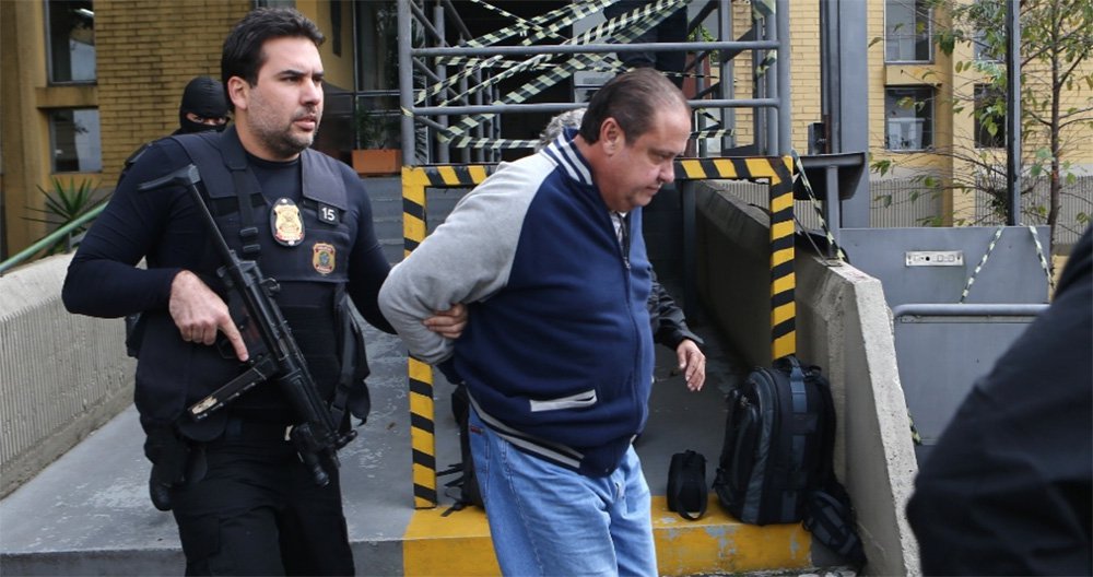 Ministério Público Federal denunciou à Justiça Federal, em Curitiba, o ex-tesoureiro do Partido Progressista (PP) João Claudio Genu pelo recebimento de mais de R$ 6 milhões em propina desviada de contratos da Petrobras; ele foi denunciado pelos crimes de participação em organização criminosa, corrupção passiva e lavagem de dinheiro, no âmbito da Operação Lava Jato, que investiga desvios de recursos na estatal; "As investigações apontaram que Genu era um dos beneficiários e articuladores do esquema de desvio de recursos da estatal petrolífera, recebendo um percentual fixo da propina destinada ao PP", disse a Procuradoria da República por meio de nota (Foto: Paulo Emílio) Ministério Público Federal denunciou à Justiça Federal, em Curitiba, o ex-tesoureiro do Partido Progressista (PP) João Claudio Genu pelo recebimento de mais de R$ 6 milhões em propina desviada de contratos da Petrobras; ele foi denunciado pelos crimes de participação em organização criminosa, corrupção passiva e lavagem de dinheiro, no âmbito da Operação Lava Jato, que investiga desvios de recursos na estatal; "As investigações apontaram que Genu era um dos beneficiários e articuladores do esquema de desvio de recursos da estatal petrolífera, recebendo um percentual fixo da propina destinada ao PP", disse a Procuradoria da República por meio de nota