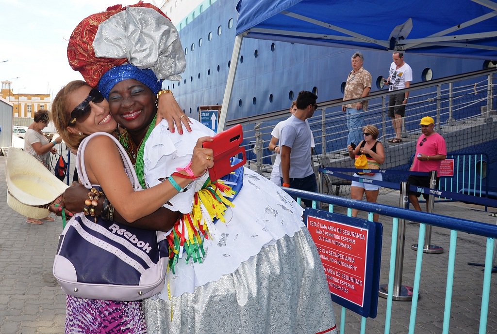 A partir de domingo (16), a Bahia começará a receber turistas da temporada verão 2016/2017 pelo mar; neste dia, a partir das 7h, o navio Mitnadsol chegará ao porto de Salvador com a previsão de trazer cerca de 500 passageiros; para recebê-los, a Superintendência de Fomento ao Turismo (Bahiatursa) estará presente no local com baianas tipicamente caracterizadas dando boas vindas com a distribuição de fitinhas do Senhor do Bonfim (Foto: Romulo Faro) A partir de domingo (16), a Bahia começará a receber turistas da temporada verão 2016/2017 pelo mar; neste dia, a partir das 7h, o navio Mitnadsol chegará ao porto de Salvador com a previsão de trazer cerca de 500 passageiros; para recebê-los, a Superintendência de Fomento ao Turismo (Bahiatursa) estará presente no local com baianas tipicamente caracterizadas dando boas vindas com a distribuição de fitinhas do Senhor do Bonfim