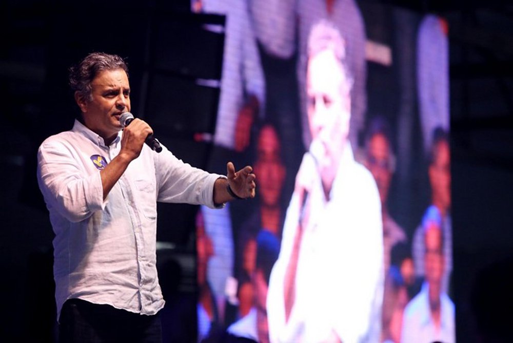 "O silêncio de alta densidade, sobretudo, que permite a Aécio sumir das manchetes por tempo indeterminado constitui a principal forma de proteção que a mídia tem concedido a ele", diz Bajonas Teixeira de Brito Júnior, colunista do Cafezinho; leia seu artigo (Foto: Leonardo Attuch) "O silêncio de alta densidade, sobretudo, que permite a Aécio sumir das manchetes por tempo indeterminado constitui a principal forma de proteção que a mídia tem concedido a ele", diz Bajonas Teixeira de Brito Júnior, colunista do Cafezinho; leia seu artigo