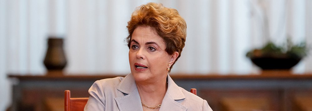 Em entrevista à Rádio Folha, de Pernambuco, a presidente Dilma Rousseff denunciou que, nesses dois meses, o governo interino tem praticado o "desmonte de uma política implantada nas urnas, com redução de gastos em políticas sociais, de saúde e educação"; ela classificou como "escândalo" o reajuste dos servidores que impactará os cofres públicos em R$ 7 bilhões apenas esse ano e "demagógica" a nova meta fiscal proposta por Michel Temer, de um déficit de R$ 170 bilhões; "Ela foi criada para fazer benesses e bondades para se consumar o golpe", criticou; Dilma voltou a dizer que 'qualquer processo de reforma política passa por sua volta' e demonstrou otimismo sobre a votação no Senado; "Acredito e luto todo dia para o meu retorno. Não só pelo meu mandato, mas pelo resgate da democracia" (Foto: Ana Pupulin) Em entrevista à Rádio Folha, de Pernambuco, a presidente Dilma Rousseff denunciou que, nesses dois meses, o governo interino tem praticado o "desmonte de uma política implantada nas urnas, com redução de gastos em políticas sociais, de saúde e educação"; ela classificou como "escândalo" o reajuste dos servidores que impactará os cofres públicos em R$ 7 bilhões apenas esse ano e "demagógica" a nova meta fiscal proposta por Michel Temer, de um déficit de R$ 170 bilhões; "Ela foi criada para fazer benesses e bondades para se consumar o golpe", criticou; Dilma voltou a dizer que 'qualquer processo de reforma política passa por sua volta' e demonstrou otimismo sobre a votação no Senado; "Acredito e luto todo dia para o meu retorno. Não só pelo meu mandato, mas pelo resgate da democracia"