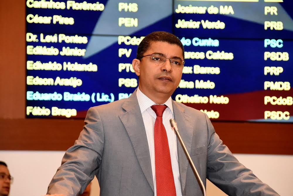 Ao comentar a cassação do ex-presidente da Câmara Eduardo Cunha (PMDB-RJ), o deputado estadual Bira do Pindaré (PSB) classificou como um momento ímpar da história do Brasil porque finalmente o processo foi julgado e, melhor, de maneira satisfatória para a população, que clama por justiça e luta pelo fim da corrupção; "E agora ele fica inelegível por pelo menos oito anos. Considero esse um feito importante porque nós sabemos o quanto isso representa para o nosso país, que atravessa infelizmente um período de retrocesso na democracia, nos direitos sociais e de uma enorme crise econômica devido a um golpe parlamentar. Portanto, agora foi o ‘Fora Cunha!’, o próximo passo será ‘Fora Temer!’. E nós estaremos juntos!" (Foto: Leonardo Lucena) Ao comentar a cassação do ex-presidente da Câmara Eduardo Cunha (PMDB-RJ), o deputado estadual Bira do Pindaré (PSB) classificou como um momento ímpar da história do Brasil porque finalmente o processo foi julgado e, melhor, de maneira satisfatória para a população, que clama por justiça e luta pelo fim da corrupção; "E agora ele fica inelegível por pelo menos oito anos. Considero esse um feito importante porque nós sabemos o quanto isso representa para o nosso país, que atravessa infelizmente um período de retrocesso na democracia, nos direitos sociais e de uma enorme crise econômica devido a um golpe parlamentar. Portanto, agora foi o ‘Fora Cunha!’, o próximo passo será ‘Fora Temer!’. E nós estaremos juntos!"