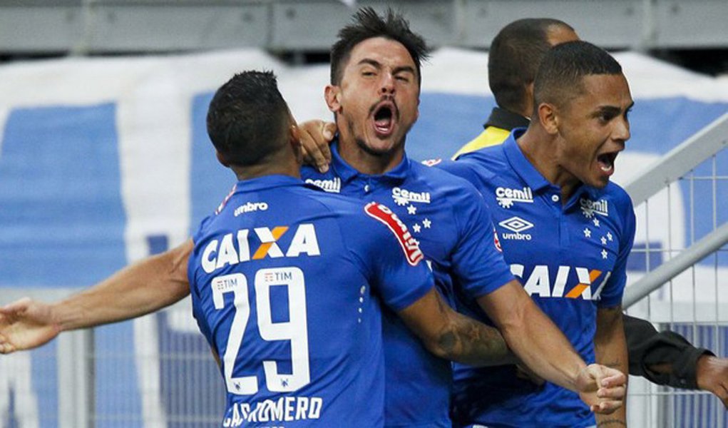De virada, a Raposa bateu o líder Palmeiras por 2 a 1, no Mineirão, e subiu para o nono lugar, com 14 pontos. O Verdão segue na liderança, com 22 pontos, mas pode ser ultrapassado pelo Internacional, que enfrenta o Botafogo neste domingo, no Beira-Rio (Foto: Leonardo Attuch) De virada, a Raposa bateu o líder Palmeiras por 2 a 1, no Mineirão, e subiu para o nono lugar, com 14 pontos. O Verdão segue na liderança, com 22 pontos, mas pode ser ultrapassado pelo Internacional, que enfrenta o Botafogo neste domingo, no Beira-Rio