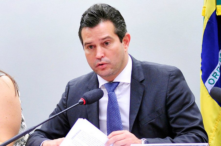 O ministro dos Transportes e Portos, Maurício Quintella Lessa (PR-AL) anunciou o repasse de R$ 17,6 milhões para a conta do estado de Alagoas para o início das obras do viaduto da Polícia Rodoviária Federal (PRF); o governador Renan Filho (PMDB) aponta o viaduto como "uma grande obra de mobilidade urbana"; de acordo com Maurício Quintella, as equipes do Ministério dos Transportes estão na fase final de análise do projeto; logo depois, reforçou o ministro, será feita a licitação e as obras terão início (Foto: Leonardo Lucena) O ministro dos Transportes e Portos, Maurício Quintella Lessa (PR-AL) anunciou o repasse de R$ 17,6 milhões para a conta do estado de Alagoas para o início das obras do viaduto da Polícia Rodoviária Federal (PRF); o governador Renan Filho (PMDB) aponta o viaduto como "uma grande obra de mobilidade urbana"; de acordo com Maurício Quintella, as equipes do Ministério dos Transportes estão na fase final de análise do projeto; logo depois, reforçou o ministro, será feita a licitação e as obras terão início