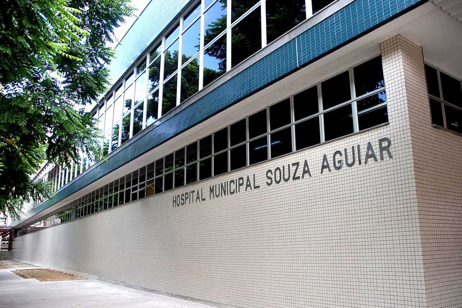 Uma pessoa morreu e duas ficaram feridas quando um grupo de cerca de 25 homens invadiu o Hospital Municipal Souza Aguiar, no centro do Rio, para libertar um homem que estava sob custódia da polícia; o grupo chegou em quatro motos e cinco carros e usou fuzis, pistolas e explosivos para trocar tiros com a polícia, segundo a Polícia Militar; uma granada foi lançada contra uma viatura, e um ambulante e uma funcionária do hospital foram feitos reféns; um paciente morreu após ser baleado no confronto, e um enfermeiro e um policial militar foram levados para o centro cirúrgico após serem atingidos por disparos, segundo a Secretaria Municipal de Saúde (Foto: Leonardo Lucena) Uma pessoa morreu e duas ficaram feridas quando um grupo de cerca de 25 homens invadiu o Hospital Municipal Souza Aguiar, no centro do Rio, para libertar um homem que estava sob custódia da polícia; o grupo chegou em quatro motos e cinco carros e usou fuzis, pistolas e explosivos para trocar tiros com a polícia, segundo a Polícia Militar; uma granada foi lançada contra uma viatura, e um ambulante e uma funcionária do hospital foram feitos reféns; um paciente morreu após ser baleado no confronto, e um enfermeiro e um policial militar foram levados para o centro cirúrgico após serem atingidos por disparos, segundo a Secretaria Municipal de Saúde