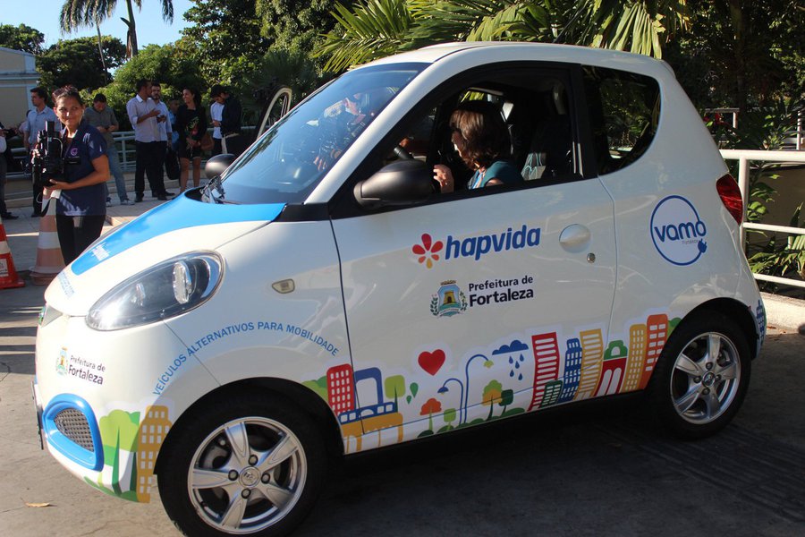 Neste primeiro mês de experiência, o projeto-piloto contará com três veículos elétricos que irão percorrer diversas áreas da cidade em uma estação itinerante. Hoje, o projeto está no centro da cidade, na Praça do Ferreira. Conforme a Prefeitura de Fortaleza, o objetivo desta etapa é ofertar um período de apresentação do sistema e realizar um pré-cadastro dos futuros usuários (Foto: Fatima 247) Neste primeiro mês de experiência, o projeto-piloto contará com três veículos elétricos que irão percorrer diversas áreas da cidade em uma estação itinerante. Hoje, o projeto está no centro da cidade, na Praça do Ferreira. Conforme a Prefeitura de Fortaleza, o objetivo desta etapa é ofertar um período de apresentação do sistema e realizar um pré-cadastro dos futuros usuários
