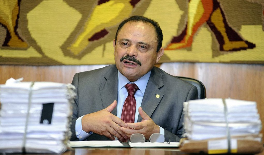 Presidente em exercício da Câmara, Waldir Maranhão (PP-MA), recuou na decisão de não convocar sessões deliberativas na Casa nesta próxima semana; pepista havia decidido que as votações voltariam a acontecer somente a partir de 5 julho, por conta das festas juninas; Maranhão revelou que sofreu pressão de vários líderes para manter o funcionamento da Casa; "Se a Casa parar para homenagear cada um dos Santos que existe, ela não terá mais nenhuma sessão de votação", disse o primeiro secretário da Câmara, Mansur Mansour (PRB-SP) (Foto: Aquiles Lins) Presidente em exercício da Câmara, Waldir Maranhão (PP-MA), recuou na decisão de não convocar sessões deliberativas na Casa nesta próxima semana; pepista havia decidido que as votações voltariam a acontecer somente a partir de 5 julho, por conta das festas juninas; Maranhão revelou que sofreu pressão de vários líderes para manter o funcionamento da Casa; "Se a Casa parar para homenagear cada um dos Santos que existe, ela não terá mais nenhuma sessão de votação", disse o primeiro secretário da Câmara, Mansur Mansour (PRB-SP)