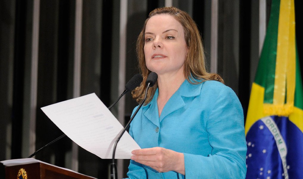 A senadora Gleisi Hoffmann (PT-PR) disse nesta quinta-feira (7) que o governo interino de Michel Temer põe em risco a integração do Mercosul, com a "implantação de um programa neoliberal que jamais seria aprovado em eleições livres"; para ela, o objetivo é o de revogar direitos trabalhistas, em prejuízo das camadas mais pobres da população, que dependem da oferta de serviços públicos gratuitos (Foto: Valter Lima) A senadora Gleisi Hoffmann (PT-PR) disse nesta quinta-feira (7) que o governo interino de Michel Temer põe em risco a integração do Mercosul, com a "implantação de um programa neoliberal que jamais seria aprovado em eleições livres"; para ela, o objetivo é o de revogar direitos trabalhistas, em prejuízo das camadas mais pobres da população, que dependem da oferta de serviços públicos gratuitos