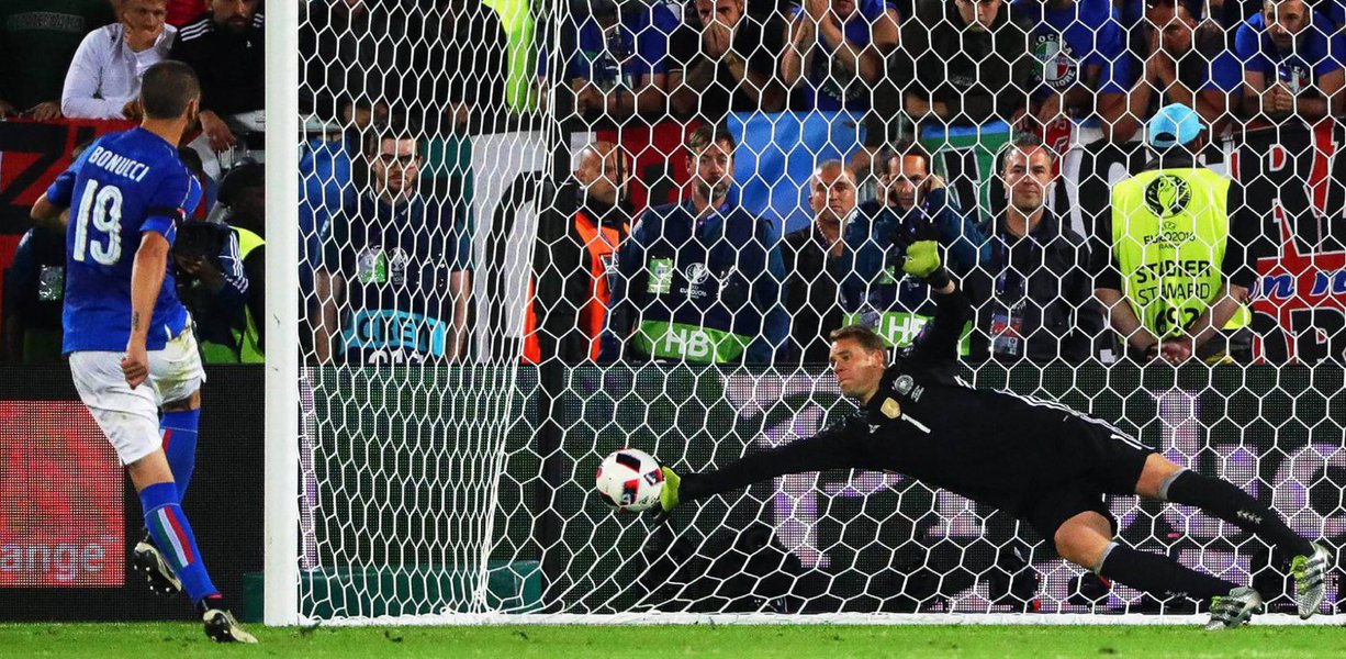 A Alemanha bateu a Itália nos pênaltis e se classificou para as semifinais da Eurocopa neste sábado; depois de 1 a 1 no tempo regulamentar e 0 a 0 na prorrogação, os alemães venceram por 6 a 5 nos pênaltis e esperam quem passar de França x Islândia, que jogam neste domingo (3) (Foto: Romulo Faro) A Alemanha bateu a Itália nos pênaltis e se classificou para as semifinais da Eurocopa neste sábado; depois de 1 a 1 no tempo regulamentar e 0 a 0 na prorrogação, os alemães venceram por 6 a 5 nos pênaltis e esperam quem passar de França x Islândia, que jogam neste domingo (3)