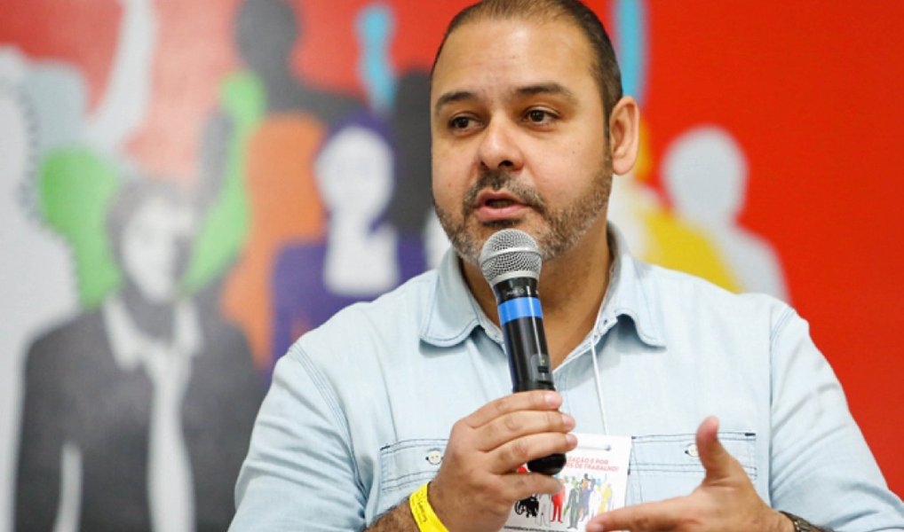 Para presidente da CUT, Vagner Freitas, informações sobre corrupção e problemas na economia fazem crescer insatisfação contra governo interino e movimento social está unido: “É o ‘Fora Temer’ que nos unifica”; Vagner explica por que tem expectativas otimistas: “Agora os senadores vão fazer a mesma coisa que os deputados, mas percebendo que a ideia do golpe não tem mais o apelo popular que tinha. Pelo contrário. Até instituto de pesquisa de empresa grande fica manipulando resultado. A aceitação do governo golpista é baixíssima”, diz (Foto: Valter Lima) Para presidente da CUT, Vagner Freitas, informações sobre corrupção e problemas na economia fazem crescer insatisfação contra governo interino e movimento social está unido: “É o ‘Fora Temer’ que nos unifica”; Vagner explica por que tem expectativas otimistas: “Agora os senadores vão fazer a mesma coisa que os deputados, mas percebendo que a ideia do golpe não tem mais o apelo popular que tinha. Pelo contrário. Até instituto de pesquisa de empresa grande fica manipulando resultado. A aceitação do governo golpista é baixíssima”, diz