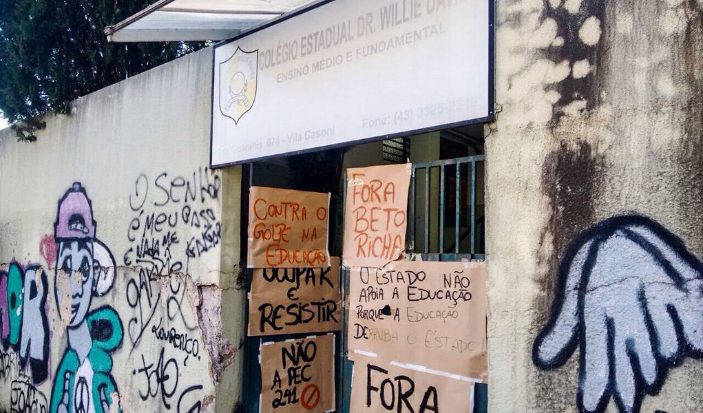 Na tarde desta terça-feira (11), pelo menos 176 escolas permaneciam ocupadas no Paraná, além de dois campus da Universidade Estadual do Oeste do Paraná (Unioeste); o protesto se soma a uma greve dos professores do Estado; estudantes protestam contra a reforma do ensino médio do governo de Michel Temer e contra a PEC que congela os gastos públicos por 20 anos, inclusive na educação (Foto: Leonardo Lucena) Na tarde desta terça-feira (11), pelo menos 176 escolas permaneciam ocupadas no Paraná, além de dois campus da Universidade Estadual do Oeste do Paraná (Unioeste); o protesto se soma a uma greve dos professores do Estado; estudantes protestam contra a reforma do ensino médio do governo de Michel Temer e contra a PEC que congela os gastos públicos por 20 anos, inclusive na educação
