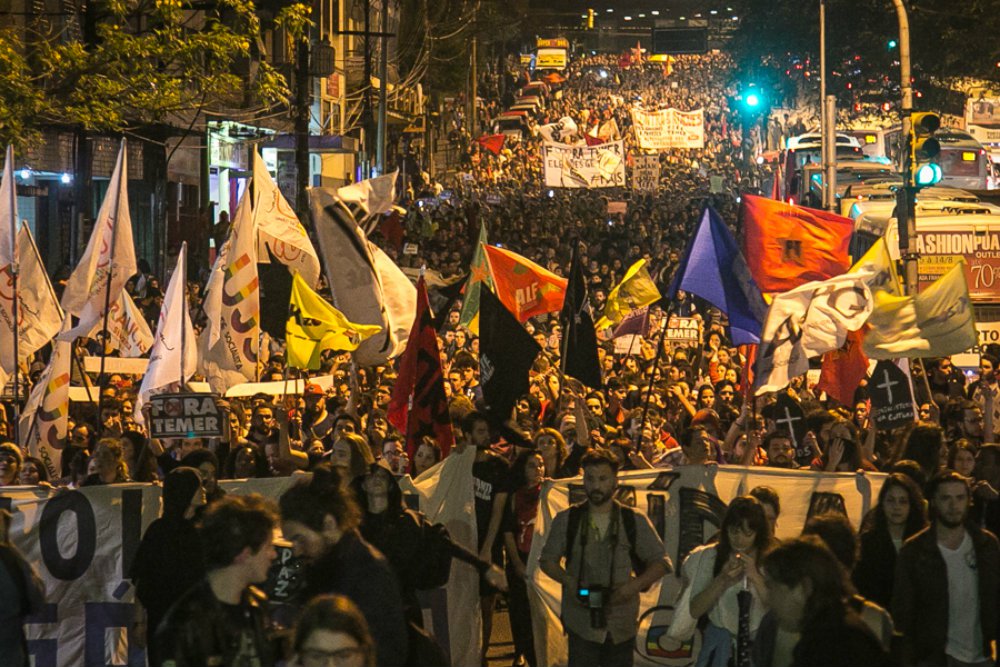 “Hoje, mostramos ao PMDB que não vai ter arrego para golpistas e, para a Brigada Militar, que não temos medo. Nós não vamos sair das ruas”, disseram os organizadores da manifestação; protesto ocorreu diante da sede do PMDB e também da RBS, afiliada da Rede Globo no Rio Grande do Sul, que apoiou a deposição de Dilma; reportagem de Marco Weissheimer, no Sul 21 (Foto: Leonardo Attuch) “Hoje, mostramos ao PMDB que não vai ter arrego para golpistas e, para a Brigada Militar, que não temos medo. Nós não vamos sair das ruas”, disseram os organizadores da manifestação; protesto ocorreu diante da sede do PMDB e também da RBS, afiliada da Rede Globo no Rio Grande do Sul, que apoiou a deposição de Dilma; reportagem de Marco Weissheimer, no Sul 21