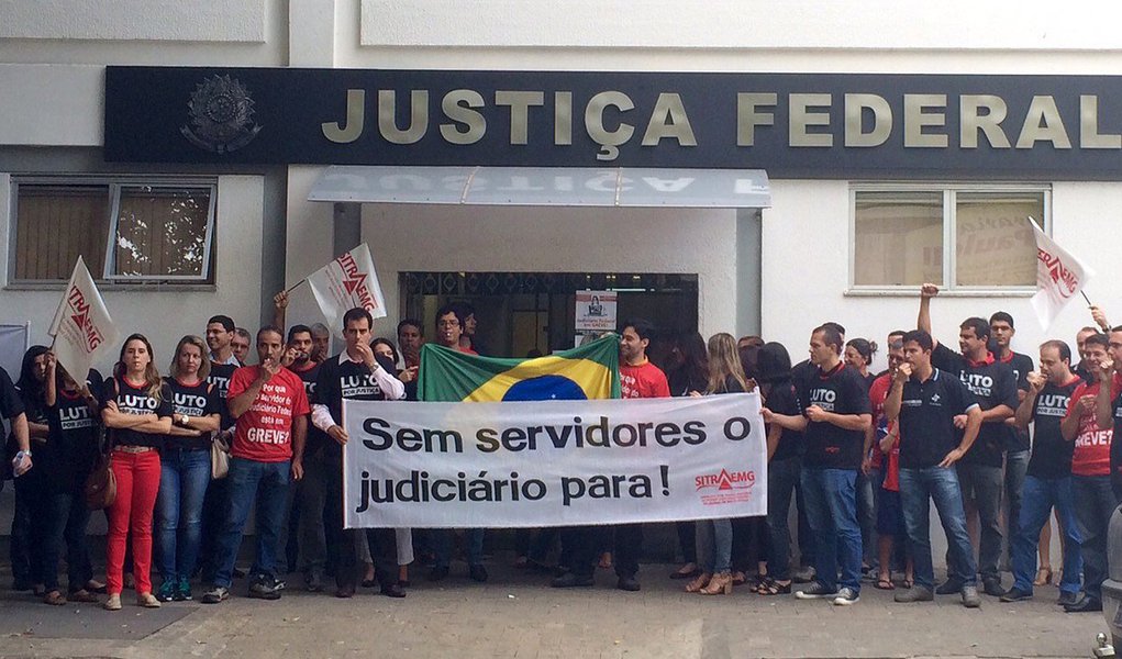 A Justiça aceitou integralmente as duas denúncias feitas pelo Ministério Público (MP-MG) contra 36 pessoas envolvidas com desvio de recursos públicos que deveriam ser aplicados em ações emergenciais em Governador Valadares, município do Vale do Rio Doce; com isso, os acusados tornam-se réus e vão responder judicialmente pelos fatos apurados pelo Grupo de Atuação Especial de Combate ao Crime Organizado (Gaeco); entre os crimes estão corrupção ativa e passiva, associação criminosa, peculato-desvio e advocacia administrativa (Foto: Leonardo Lucena) A Justiça aceitou integralmente as duas denúncias feitas pelo Ministério Público (MP-MG) contra 36 pessoas envolvidas com desvio de recursos públicos que deveriam ser aplicados em ações emergenciais em Governador Valadares, município do Vale do Rio Doce; com isso, os acusados tornam-se réus e vão responder judicialmente pelos fatos apurados pelo Grupo de Atuação Especial de Combate ao Crime Organizado (Gaeco); entre os crimes estão corrupção ativa e passiva, associação criminosa, peculato-desvio e advocacia administrativa