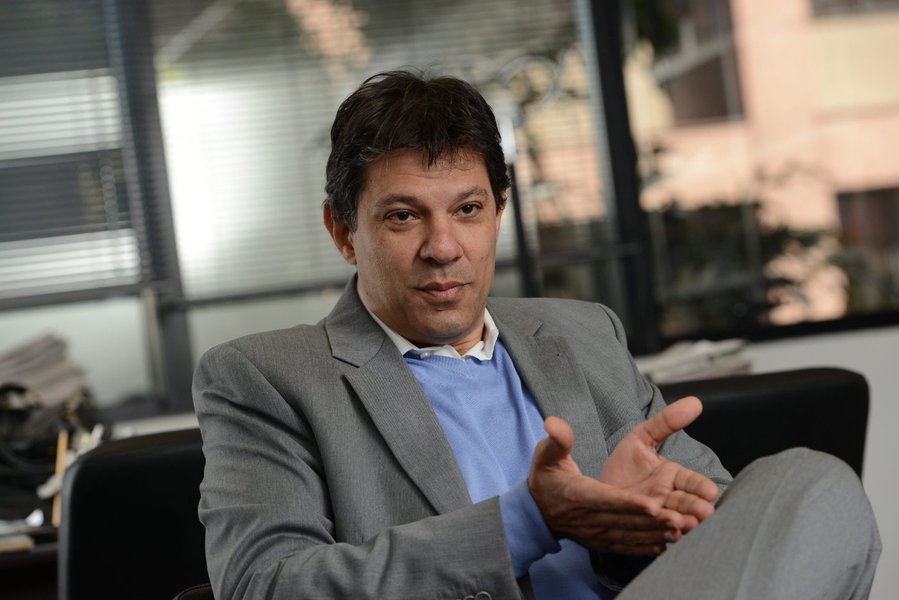 Candidato à reeleição, o prefeito de São Paulo, Fernando Haddad (PT) vai afirmar em seu programa eleitoral da noite desta quarta-feira (14) que os adversários Marta Suplicy (PMDB), João Doria (PSDB) e Celso Russomanno (PRB) "estão ao lado do governo Temer, que defende muitos retrocessos nos direitos trabalhistas"; o programa é narrado por Gabriel Chalita, que é candidato a vice pela chapa de Haddad; "O governo Temer quer aumentar a jornada de trabalho para 12 horas e aumentar o tempo de aposentadoria para 65 anos. Marta, Doria e Russomanno estão do lado do governo Temer. E de que lado está o Haddad?", questiona Chalita na peça (Foto: Romulo Faro) Candidato à reeleição, o prefeito de São Paulo, Fernando Haddad (PT) vai afirmar em seu programa eleitoral da noite desta quarta-feira (14) que os adversários Marta Suplicy (PMDB), João Doria (PSDB) e Celso Russomanno (PRB) "estão ao lado do governo Temer, que defende muitos retrocessos nos direitos trabalhistas"; o programa é narrado por Gabriel Chalita, que é candidato a vice pela chapa de Haddad; "O governo Temer quer aumentar a jornada de trabalho para 12 horas e aumentar o tempo de aposentadoria para 65 anos. Marta, Doria e Russomanno estão do lado do governo Temer. E de que lado está o Haddad?", questiona Chalita na peça