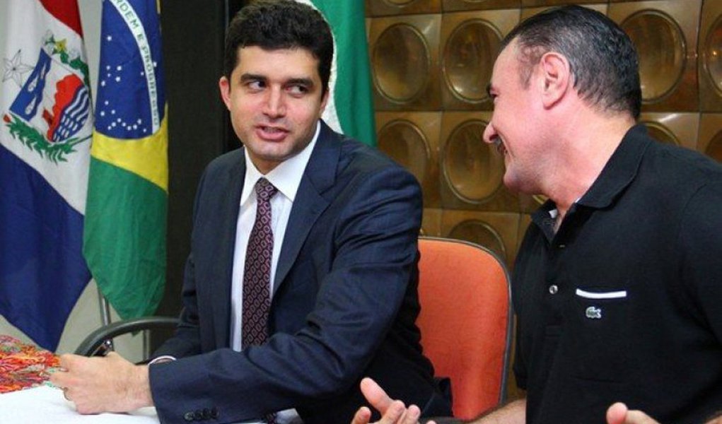 A volta do guia eleitoral nesta terça-feira (11) foi marcada pela comemoração dos candidatos a prefeito de Maceió, Rui Palmeira (PSDB) e Cícero Almeida (PMDB), por estarem no segundo turno das eleições municipais; nos seus dez minutos no rádio, Rui se mostrou com a opção para "seguir em frente com a mudança"; já Almeida iniciou o tempo na rádio com um ataque a Rui, lembrando promessas não cumpridas, como a construção de um hospital municipal (Foto: Voney Malta) A volta do guia eleitoral nesta terça-feira (11) foi marcada pela comemoração dos candidatos a prefeito de Maceió, Rui Palmeira (PSDB) e Cícero Almeida (PMDB), por estarem no segundo turno das eleições municipais; nos seus dez minutos no rádio, Rui se mostrou com a opção para "seguir em frente com a mudança"; já Almeida iniciou o tempo na rádio com um ataque a Rui, lembrando promessas não cumpridas, como a construção de um hospital municipal