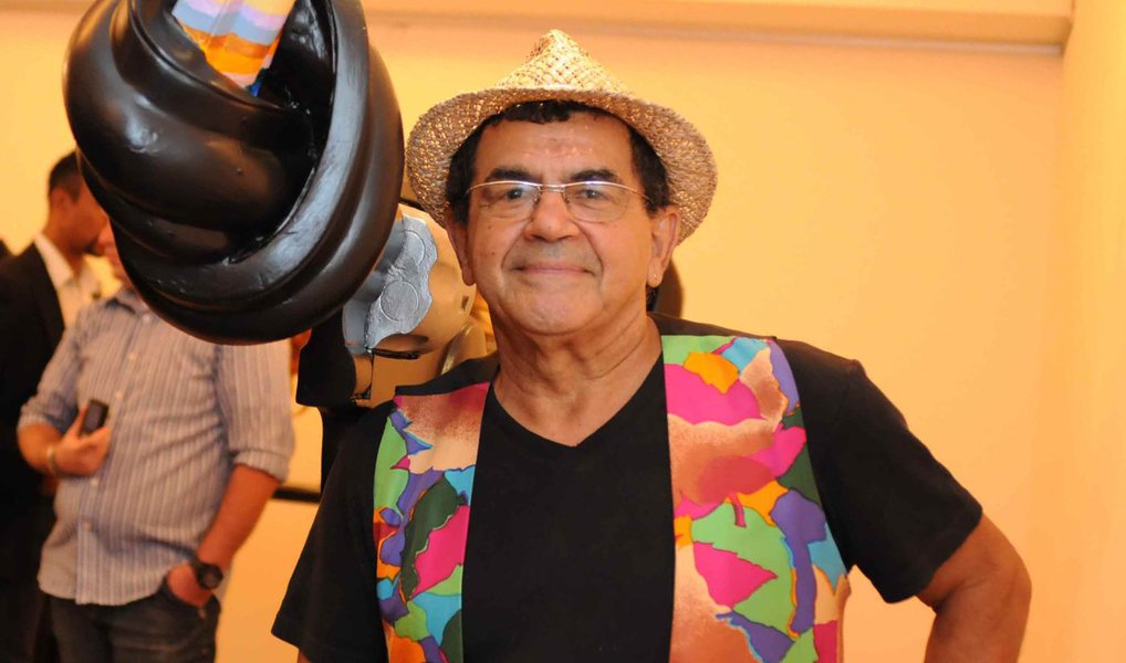 Morreu na madrugada deste domingo, aos 66 anos, o pintor e artista multimídia Ivald Granato; ele criou performances famosas, como o grande happening 'Mitos Vadios', que teve a participação de Hélio Oiticica e outros artistas; o motivo do óbito não foi divulgado (Foto: Romulo Faro) Morreu na madrugada deste domingo, aos 66 anos, o pintor e artista multimídia Ivald Granato; ele criou performances famosas, como o grande happening 'Mitos Vadios', que teve a participação de Hélio Oiticica e outros artistas; o motivo do óbito não foi divulgado