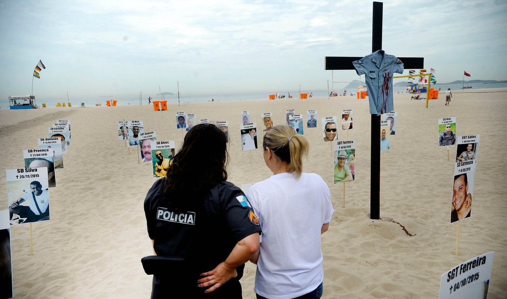 Com a morte de dois policiais militares neste fim de semana, subiu para 51 o número de PMs mortos desde o início do ano no Rio de Janeiro; o soldado Josenilton Alves dos Santos, 30 anos foi morto a tiros na Rodovia Rio Petrópolis, no acesso à Avenida Brasil, altura da Cidade Nova, em Cordovil; o policial era lotado na UPP Manguinhos e estava indo para o trabalho, quando sofreu uma emboscada (Foto: Leonardo Lucena) Com a morte de dois policiais militares neste fim de semana, subiu para 51 o número de PMs mortos desde o início do ano no Rio de Janeiro; o soldado Josenilton Alves dos Santos, 30 anos foi morto a tiros na Rodovia Rio Petrópolis, no acesso à Avenida Brasil, altura da Cidade Nova, em Cordovil; o policial era lotado na UPP Manguinhos e estava indo para o trabalho, quando sofreu uma emboscada