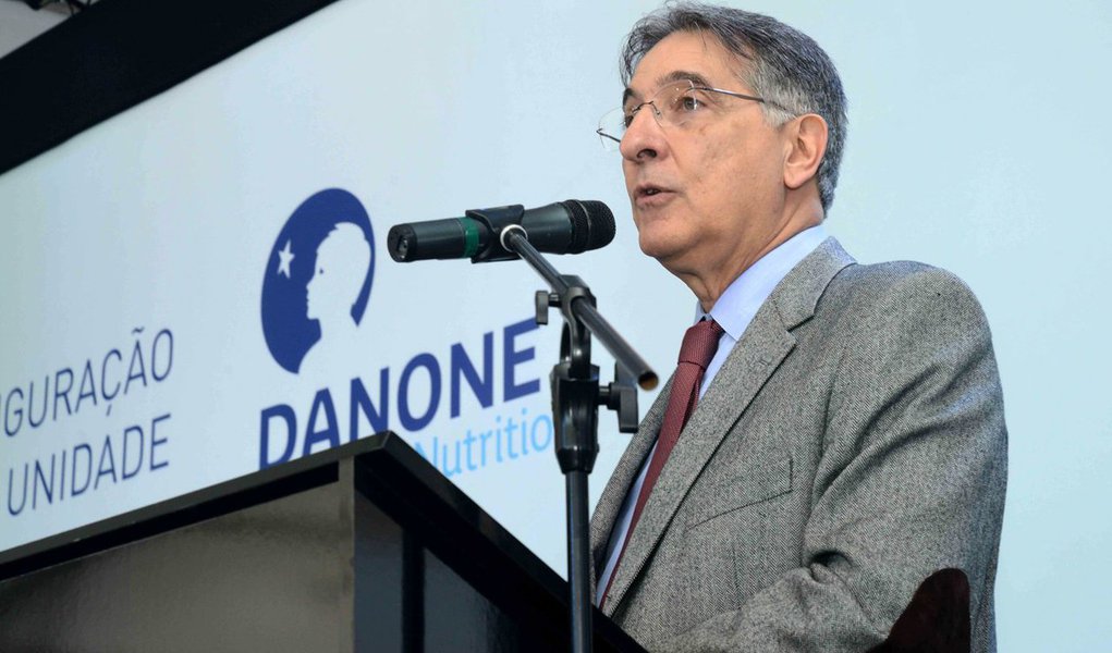 "Hoje as acusações são feitas de forma pública, com estardalhaço, baseadas na palavra de uma a pessoa, de um delator, seja quem for. E mistura tudo o joio e o trigo vai tudo junto e ao mesmo tempo para as manchetes de jornal, para os noticiários das televisões", disse o governador de Minas Gerais, Fernando Pimentel (PT), em um evento na cidade mineira de Cataguases (Foto: Roberta Namour) "Hoje as acusações são feitas de forma pública, com estardalhaço, baseadas na palavra de uma a pessoa, de um delator, seja quem for. E mistura tudo o joio e o trigo vai tudo junto e ao mesmo tempo para as manchetes de jornal, para os noticiários das televisões", disse o governador de Minas Gerais, Fernando Pimentel (PT), em um evento na cidade mineira de Cataguases