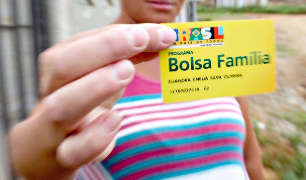 Novo estudo de pesquisadores do Instituto de Pesquisa Econômica Aplicada (Ipea) mostra que as perdas das políticas sociais do governo federal seriam gigantescas, caso a proposta a PEC 241 seja aprovada; pela projeção, ao fim dos próximos 20 anos sob o teto, recursos para programas como Bolsa Família, Segurança Alimentar, BPC (previdência para pessoas de baixa renda) e serviços de Proteção Social Básica, que consumiram 1,26% do PIB em 2015, cairiam para 0,7% do PIB; "A assistência social contaria com menos da metade dos recursos que seriam necessários para manter a oferta de serviços nos padrões atuais", projeta o estudo para 2036; em números, a perda seria de R$ 868 bilhões (Foto: Aquiles Lins) Novo estudo de pesquisadores do Instituto de Pesquisa Econômica Aplicada (Ipea) mostra que as perdas das políticas sociais do governo federal seriam gigantescas, caso a proposta a PEC 241 seja aprovada; pela projeção, ao fim dos próximos 20 anos sob o teto, recursos para programas como Bolsa Família, Segurança Alimentar, BPC (previdência para pessoas de baixa renda) e serviços de Proteção Social Básica, que consumiram 1,26% do PIB em 2015, cairiam para 0,7% do PIB; "A assistência social contaria com menos da metade dos recursos que seriam necessários para manter a oferta de serviços nos padrões atuais", projeta o estudo para 2036; em números, a perda seria de R$ 868 bilhões
