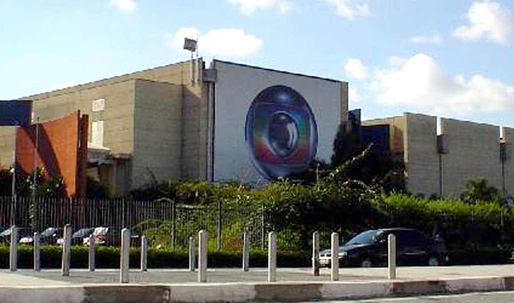 Em apenas cinco anos, a poderosa emissora perdeu 20% dos seus telespectadores no país. O número impressionante tem como base o Painel Nacional de Televisão, do Ibope, que acompanha a evolução do chamado “share” – o número de aparelhos ligados. A Globo perdeu pouco mais de 20% de participação; passou de 46,6% das TVs ligadas em 2010 para 36,9% no ano passado (Foto: Altamiro Borges) Em apenas cinco anos, a poderosa emissora perdeu 20% dos seus telespectadores no país. O número impressionante tem como base o Painel Nacional de Televisão, do Ibope, que acompanha a evolução do chamado “share” – o número de aparelhos ligados. A Globo perdeu pouco mais de 20% de participação; passou de 46,6% das TVs ligadas em 2010 para 36,9% no ano passado