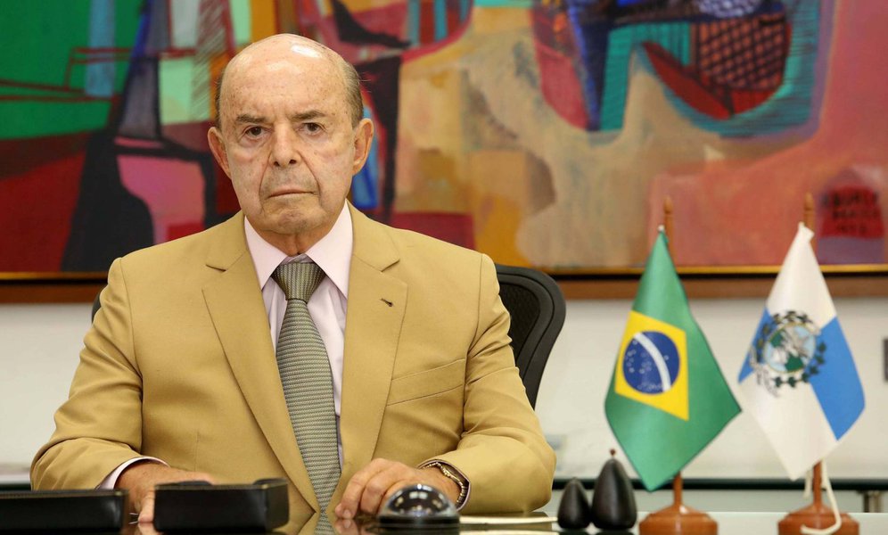 O governador em exercício do Rio de Janeiro, Francisco Dornelles, anunciou neste sábado que usará a verba de R$ 2,9 bilhões, liberada pelo governo federal para cobrir gastos com a segurança do Rio de Janeiro durante a Olimpíada, para pagar a segunda parcela dos salários de maio dos servidores ativos, inativos e pensionistas, na segunda-feira (4) (Foto: Romulo Faro) O governador em exercício do Rio de Janeiro, Francisco Dornelles, anunciou neste sábado que usará a verba de R$ 2,9 bilhões, liberada pelo governo federal para cobrir gastos com a segurança do Rio de Janeiro durante a Olimpíada, para pagar a segunda parcela dos salários de maio dos servidores ativos, inativos e pensionistas, na segunda-feira (4)