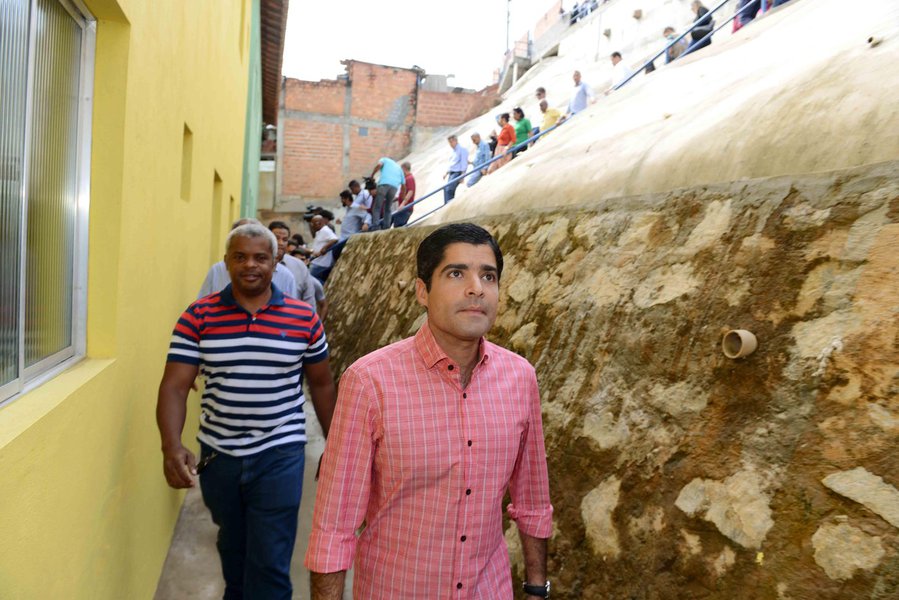 Quase um ano após a liberação do tráfego, a Rua Engenheiro Austricliano, mais conhecida como Ladeira do Cacau, em São Caetano, foi entregue requalificada nesta quinta-feira pelo o prefeito ACM Neto; ele também entregou as chaves das casas reconstruídas pela prefeitura a dez moradores; o prefeito disse que os moradores, antes de ele assumir a gestão municipal, sempre abordavam a situação da ladeira e o descrédito deles era completo; "Antes não havia qualquer perspectiva concreta de recuperação do local. Mesmo sem recursos, sabíamos que era preciso fazer uma obra completa que envolvesse tanto a pavimentação, quanto a encosta e as residências dos moradores", disse ACM (Foto: Romulo Faro) Quase um ano após a liberação do tráfego, a Rua Engenheiro Austricliano, mais conhecida como Ladeira do Cacau, em São Caetano, foi entregue requalificada nesta quinta-feira pelo o prefeito ACM Neto; ele também entregou as chaves das casas reconstruídas pela prefeitura a dez moradores; o prefeito disse que os moradores, antes de ele assumir a gestão municipal, sempre abordavam a situação da ladeira e o descrédito deles era completo; "Antes não havia qualquer perspectiva concreta de recuperação do local. Mesmo sem recursos, sabíamos que era preciso fazer uma obra completa que envolvesse tanto a pavimentação, quanto a encosta e as residências dos moradores", disse ACM