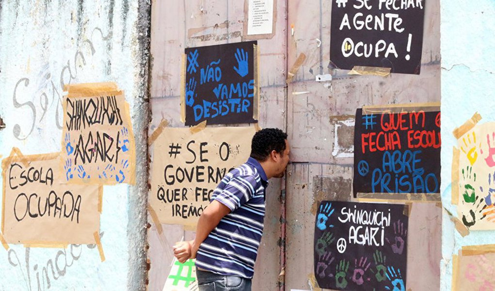 Um balanço divulgado pelo Movimento Ocupa Paraná apontou que o número de escolas ocupadas no Paraná passa de 300; os estudantes protestam, entre outros questões, contra a medida provisória 746 que determina uma reforma no ensino médio no País e contra a PEC 241, que congela os gastos públicos por 20 anos; em São José dos Pinhais, um dos principais municípios onde ocorrem as ocupações, a Justiça determinou a reintegração de posse de 13 das 19 escolas ocupadas (Foto: Leonardo Lucena) Um balanço divulgado pelo Movimento Ocupa Paraná apontou que o número de escolas ocupadas no Paraná passa de 300; os estudantes protestam, entre outros questões, contra a medida provisória 746 que determina uma reforma no ensino médio no País e contra a PEC 241, que congela os gastos públicos por 20 anos; em São José dos Pinhais, um dos principais municípios onde ocorrem as ocupações, a Justiça determinou a reintegração de posse de 13 das 19 escolas ocupadas