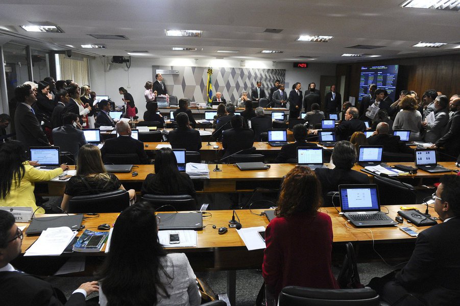Comissão de Constituição e Justiça do Senado aprovou nesta tarde o projeto de lei que proíbe, nos seis meses anteriores às eleições, os ocupantes de cargo em comissão ou função de confiança no serviço público e empregados, proprietários ou diretores de empresas prestadoras de serviços terceirizados que tenham contrato com a União, estados, Distrito Federal ou municípios; texto segue agora para o plenário do Senado (Foto: Aquiles Lins) Comissão de Constituição e Justiça do Senado aprovou nesta tarde o projeto de lei que proíbe, nos seis meses anteriores às eleições, os ocupantes de cargo em comissão ou função de confiança no serviço público e empregados, proprietários ou diretores de empresas prestadoras de serviços terceirizados que tenham contrato com a União, estados, Distrito Federal ou municípios; texto segue agora para o plenário do Senado