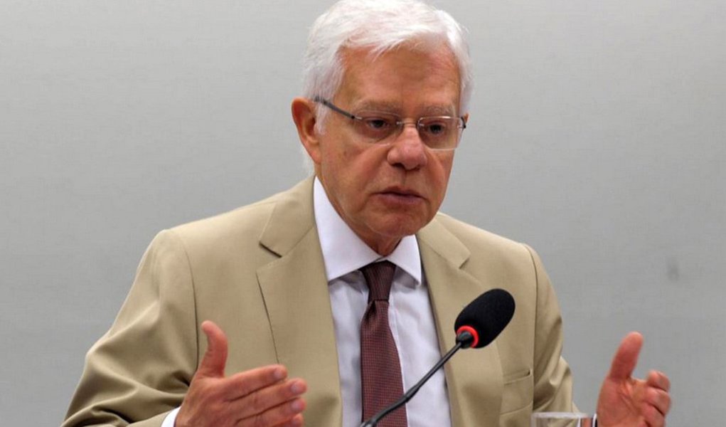 Quem afirma é o secretário executivo do Programa de Parcerias de Investimentos da Presidência da República, Moreira Franco; o repasse de quase R$ 3 bilhões da União para o Rio de Janeiro, depois que o Estado decretou estado de calamidade pública, foi acordado durante uma reunião em Brasília; a verba, segundo ele, será destinada para finalizar as obras da Linha 4 do metrô e para pagar servidores públicos e fornecedores, com o intuito de evitar greves e garantir o sucesso da Olimpíada (Foto: Leonardo Lucena) Quem afirma é o secretário executivo do Programa de Parcerias de Investimentos da Presidência da República, Moreira Franco; o repasse de quase R$ 3 bilhões da União para o Rio de Janeiro, depois que o Estado decretou estado de calamidade pública, foi acordado durante uma reunião em Brasília; a verba, segundo ele, será destinada para finalizar as obras da Linha 4 do metrô e para pagar servidores públicos e fornecedores, com o intuito de evitar greves e garantir o sucesso da Olimpíada