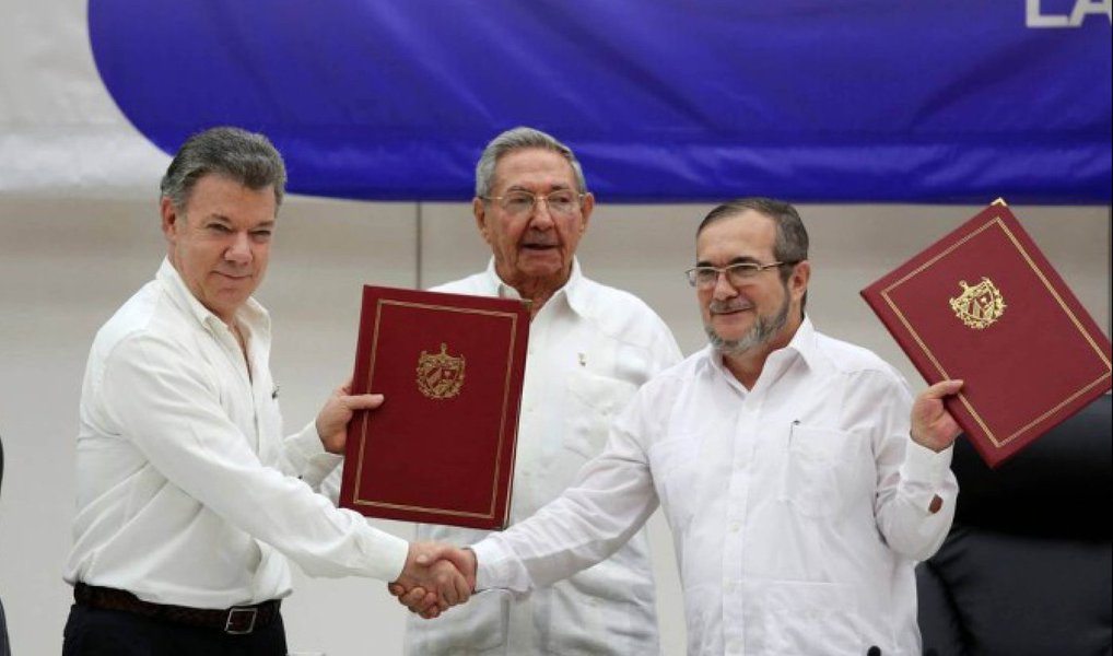 Em cerimônia na cidade de Havana, capital de Cuba, o presidente colombiano Juan Manuel Santos e o líder do grupo guerrilheiro Forças Armadas Revolucionárias da Colômbia (Farc), Rodrigo Londono, assinaram nesta quinta-feira 23 um acordo de cessar-fogo bilateral definitivo, abrindo caminho para um tratado de paz que dê fim ao conflito que já dura mais de meio século (Foto: Gisele Federicce) Em cerimônia na cidade de Havana, capital de Cuba, o presidente colombiano Juan Manuel Santos e o líder do grupo guerrilheiro Forças Armadas Revolucionárias da Colômbia (Farc), Rodrigo Londono, assinaram nesta quinta-feira 23 um acordo de cessar-fogo bilateral definitivo, abrindo caminho para um tratado de paz que dê fim ao conflito que já dura mais de meio século