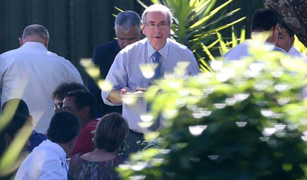 Ao lado da mulher Cláudia Cruz, que teve denúncia recebida pelo juiz federal Sergio Moro na Operação Lava Jato, deputado afastado Eduardo Cunha (PMDB-RJ) organizou um churrasco com música ao vivo e garrafas de espumante nesta quarta-feira (27) para se despedir da residência oficial da presidência da Câmara; a recepção, que reuniu cerca de 50 pessoas, sem a presença de parlamentares, aconteceu durante o almoço no jardim da casa (Foto: Roberta Namour) Ao lado da mulher Cláudia Cruz, que teve denúncia recebida pelo juiz federal Sergio Moro na Operação Lava Jato, deputado afastado Eduardo Cunha (PMDB-RJ) organizou um churrasco com música ao vivo e garrafas de espumante nesta quarta-feira (27) para se despedir da residência oficial da presidência da Câmara; a recepção, que reuniu cerca de 50 pessoas, sem a presença de parlamentares, aconteceu durante o almoço no jardim da casa