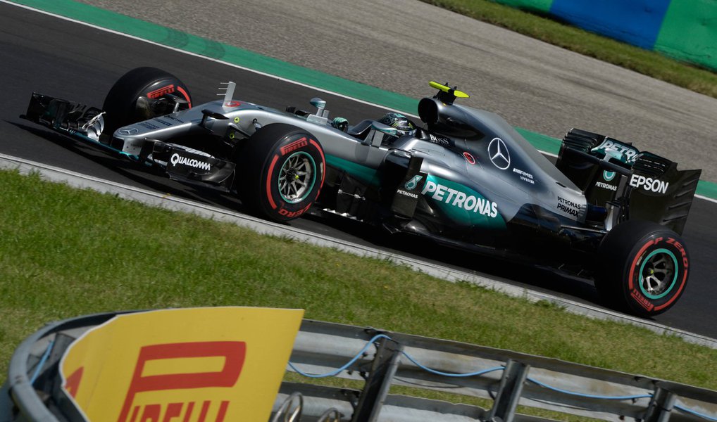 O piloto da Mercedes Nico Rosberg terminou o primeiro dia de treinos para o Grande Prêmio da Hungria como o mais rápido, já que seu companheiro de equipe e rival para o título, Lewis Hamilton, bateu na segunda sessão e ficou fora do treino nesta sexta-feira (Foto: Gisele Federicce) O piloto da Mercedes Nico Rosberg terminou o primeiro dia de treinos para o Grande Prêmio da Hungria como o mais rápido, já que seu companheiro de equipe e rival para o título, Lewis Hamilton, bateu na segunda sessão e ficou fora do treino nesta sexta-feira