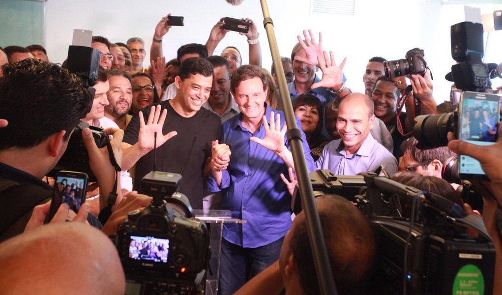 Ao lado de parlamentares do PSD, deputado federal, que obteve 9% dos votos no 1° turno, anunciou apoio à candidatura do atual líder nas pesquisas; com um discurso de união em prol do povo do Rio de Janeiro e apresentação de uma carta de "princípios", Indio destacou o programa de governo: “Não acredito em voto branco ou nulo, e fiquei muito bem impressionado com o plano de governo do Crivella, que tem muitas semelhanças com o nosso” (Foto: Realle Palazzo-Martini) Ao lado de parlamentares do PSD, deputado federal, que obteve 9% dos votos no 1° turno, anunciou apoio à candidatura do atual líder nas pesquisas; com um discurso de união em prol do povo do Rio de Janeiro e apresentação de uma carta de "princípios", Indio destacou o programa de governo: “Não acredito em voto branco ou nulo, e fiquei muito bem impressionado com o plano de governo do Crivella, que tem muitas semelhanças com o nosso”