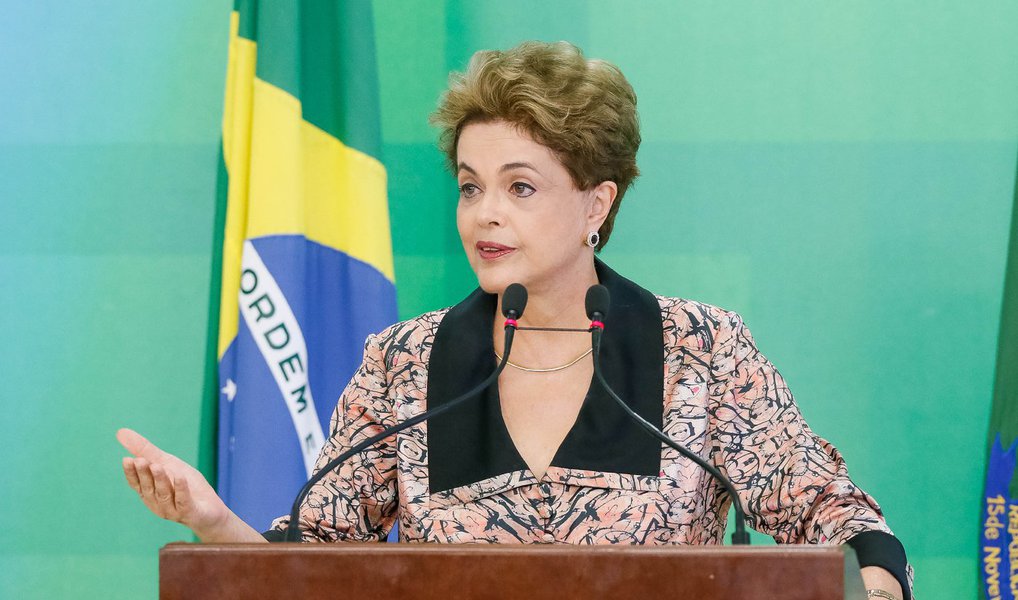 A defesa da presidente eleita Dilma Rousseff protocolou nesta terça (26) pedido à comissão especial do impeachment no Senado para adiar em dois dias a entrega das alegações finais na fase intermediária do processo que a petista enfrenta; o prazo para entrega da defesa se encerra nesta quarta (27); o pedido foi encaminhado ao presidente da comissão do Senado, Raimundo Lira (PMDB-PB), a quem caberá a decisão (Foto: Valter Lima) A defesa da presidente eleita Dilma Rousseff protocolou nesta terça (26) pedido à comissão especial do impeachment no Senado para adiar em dois dias a entrega das alegações finais na fase intermediária do processo que a petista enfrenta; o prazo para entrega da defesa se encerra nesta quarta (27); o pedido foi encaminhado ao presidente da comissão do Senado, Raimundo Lira (PMDB-PB), a quem caberá a decisão