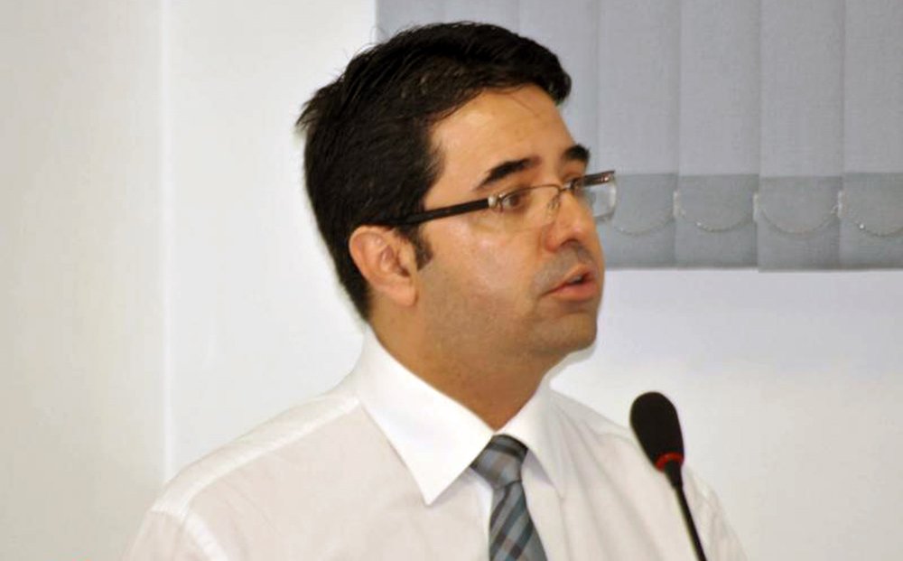Advogado Guilherme de Salles Gonçalves, que participou da campanha da senadora Gleisi Hoffmann ao Senado, em 2010, e à prefeitura de Curitiba, em 2008, é alvo de mandados de prisão preventiva em consequência da Operação Custo Brasil, um desdobramento da Lava Jato; segundo a PF, ele não foi detido porque está em Portugal; em agosto 2015, a força-tarefa localizou no escritório de advocacia de Gonçalves documentos apontando que valores recebidos pela empresa Consist Software teriam sido utilizados para efetuar pagamentos em favor de Gleisi, segundo as investigações; o defensor deve se apresentar quando retornar ao Brasil, de acordo o advogado dele (Foto: Leonardo Lucena) Advogado Guilherme de Salles Gonçalves, que participou da campanha da senadora Gleisi Hoffmann ao Senado, em 2010, e à prefeitura de Curitiba, em 2008, é alvo de mandados de prisão preventiva em consequência da Operação Custo Brasil, um desdobramento da Lava Jato; segundo a PF, ele não foi detido porque está em Portugal; em agosto 2015, a força-tarefa localizou no escritório de advocacia de Gonçalves documentos apontando que valores recebidos pela empresa Consist Software teriam sido utilizados para efetuar pagamentos em favor de Gleisi, segundo as investigações; o defensor deve se apresentar quando retornar ao Brasil, de acordo o advogado dele