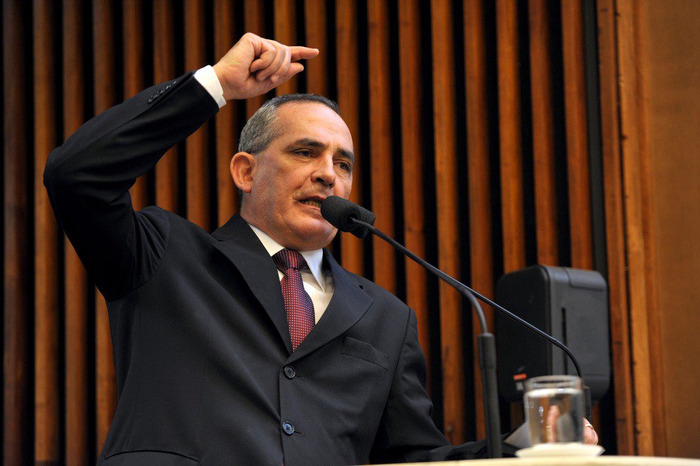 Deputado Nereu Moura (PMDB) denunciou que o governador Beto Richa (PSDB) fez farra de R$ 49 milhões para alugar helicópteros e jatinhos; “Aumenta-se os impostos, aumenta-se o IPVA, assalta-se o fundo da previdência dos professores e dos funcionários públicos, e aí se utiliza do dinheiro com jatinhos helicópteros da maneira mais irresponsável”, discursou Moura. (Foto: Leonardo Lucena) Deputado Nereu Moura (PMDB) denunciou que o governador Beto Richa (PSDB) fez farra de R$ 49 milhões para alugar helicópteros e jatinhos; “Aumenta-se os impostos, aumenta-se o IPVA, assalta-se o fundo da previdência dos professores e dos funcionários públicos, e aí se utiliza do dinheiro com jatinhos helicópteros da maneira mais irresponsável”, discursou Moura.