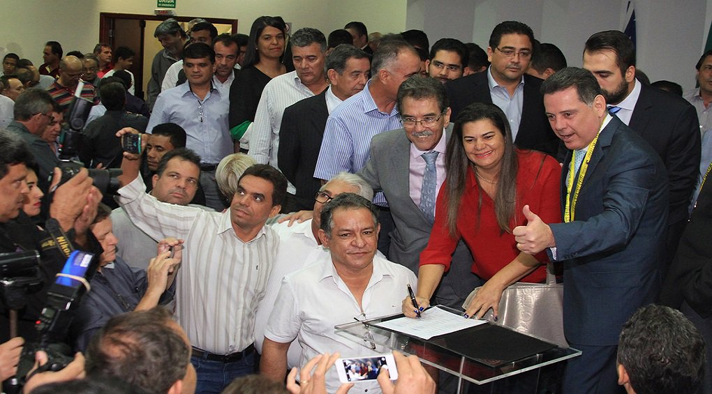Governador Marconi Perillo assinou, na manhã desta quarta-feira, um termo de cooperação para a construção de campos soçaite sintéticos em 50 municípios goianos; solenidade contou com a presença de prefeitos e dez deputados estaduais, no auditório Mauro Borges do Palácio Pedro Ludovico Teixeira; Marconi ressaltou sua parceria com os prefeitos. “Tenho muita satisfação em atender os municípios. Tenho absoluta certeza de que vão executar a obra com qualidade e muita dedicação”, afirmou em seu discurso (Foto: José Barbacena) Governador Marconi Perillo assinou, na manhã desta quarta-feira, um termo de cooperação para a construção de campos soçaite sintéticos em 50 municípios goianos; solenidade contou com a presença de prefeitos e dez deputados estaduais, no auditório Mauro Borges do Palácio Pedro Ludovico Teixeira; Marconi ressaltou sua parceria com os prefeitos. “Tenho muita satisfação em atender os municípios. Tenho absoluta certeza de que vão executar a obra com qualidade e muita dedicação”, afirmou em seu discurso