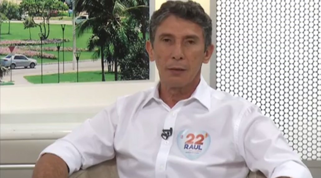 O candidato à Prefeitura de Palmas Raul Filho (PR) disse ter o compromisso de "erradicar totalmente nos dois primeiros anos" o número de crianças fora da escola; "Quando assumimos o governo, nós tínhamos 758 crianças matriculadas, saímos do governo e deixamos quase oito mil, isso é uma prova do nosso compromisso. Nós vamos ter vagas a oferecer e não esperar que as crianças batam à porta para conseguir uma vaga"; candidato prometeu reduzir o tamanho da estrutura de gestão do município; "Nós deixamos a prefeitura com 30 unidade administrativas, hoje temos 46. Então não há arrecadação que consiga equilibrar as finanças do município" (Foto: Leonardo Lucena) O candidato à Prefeitura de Palmas Raul Filho (PR) disse ter o compromisso de "erradicar totalmente nos dois primeiros anos" o número de crianças fora da escola; "Quando assumimos o governo, nós tínhamos 758 crianças matriculadas, saímos do governo e deixamos quase oito mil, isso é uma prova do nosso compromisso. Nós vamos ter vagas a oferecer e não esperar que as crianças batam à porta para conseguir uma vaga"; candidato prometeu reduzir o tamanho da estrutura de gestão do município; "Nós deixamos a prefeitura com 30 unidade administrativas, hoje temos 46. Então não há arrecadação que consiga equilibrar as finanças do município"