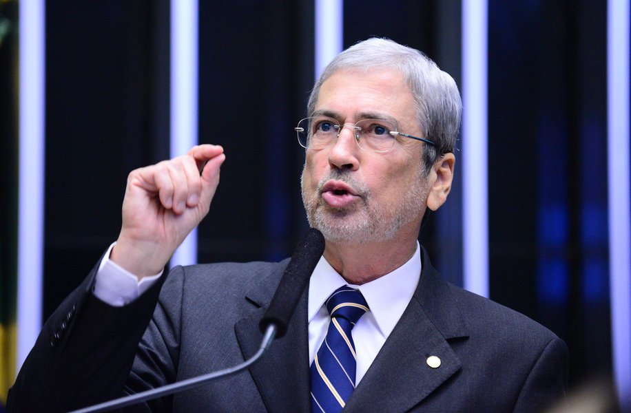 Segundo o líder tucano, países que adotaram mecanismos de controle de despesas similares à PEC do Novo Regime Fiscal foram bem-sucedidos, conseguindo melhorar seus balanços orçamentários e apresentando uma maior capacidade de fazer políticas fiscais anticíclicas; aprovada em 1º turno na Câmara, com apoio do PSDB, a polêmica PEC 241 estabelece que os gastos do governo federal devam ser corrigidos pela inflação (Foto: Realle Palazzo-Martini) Segundo o líder tucano, países que adotaram mecanismos de controle de despesas similares à PEC do Novo Regime Fiscal foram bem-sucedidos, conseguindo melhorar seus balanços orçamentários e apresentando uma maior capacidade de fazer políticas fiscais anticíclicas; aprovada em 1º turno na Câmara, com apoio do PSDB, a polêmica PEC 241 estabelece que os gastos do governo federal devam ser corrigidos pela inflação