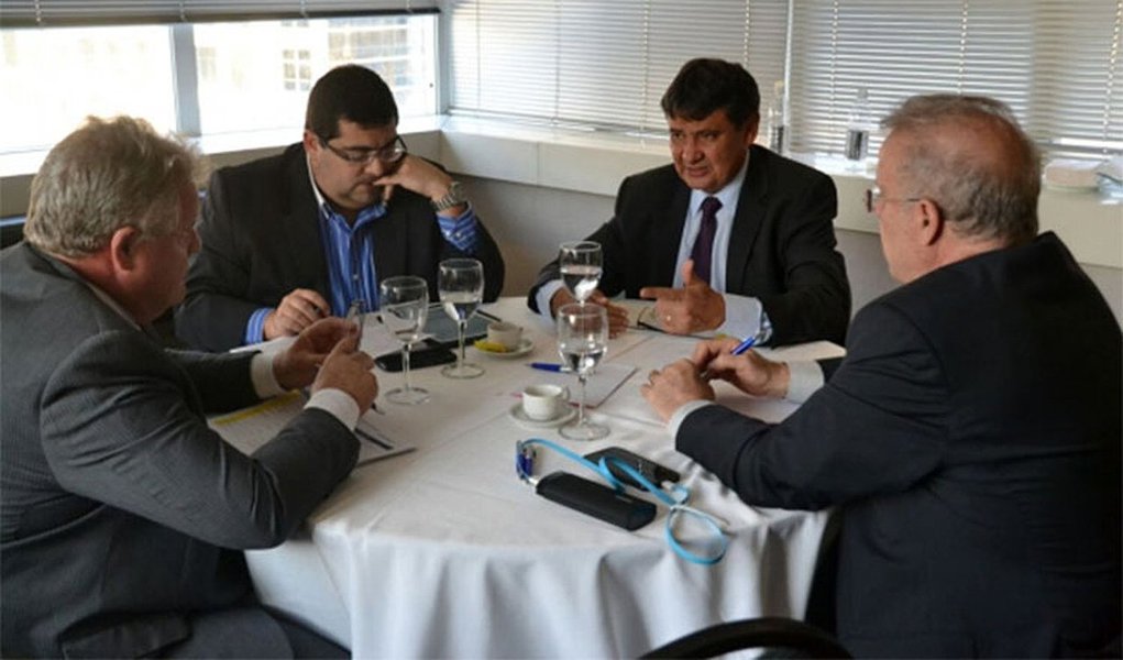 Governador Wellington Dias reuniu-se com técnicos e consultores da Fundação Getúlio Vargas, em São Paulo; os consultores apresentaram um relatório de acompanhamento de obras no qual foram listadas 37 obras consideradas prioritárias pelo governo do Piauí; segundo o consultor Fernando Vasconcelos, os valores das obras monitoradas representam investimentos de cerca de R$ 2,1 bilhões; "Com o trabalho de monitoramento que fizemos conseguimos destravar e fazer com que todas as obras que nos foram passadas fossem retomadas. Destas, duas delas já foram concluídas e garantimos a inauguração de mais nove ainda este ano"; o governador disse que "uma obra parada gera um custo muito alto para o Estado, sem falar na população que é prejudicada sem poder ser beneficiada pelas ações" (Foto: Leonardo Lucena) Governador Wellington Dias reuniu-se com técnicos e consultores da Fundação Getúlio Vargas, em São Paulo; os consultores apresentaram um relatório de acompanhamento de obras no qual foram listadas 37 obras consideradas prioritárias pelo governo do Piauí; segundo o consultor Fernando Vasconcelos, os valores das obras monitoradas representam investimentos de cerca de R$ 2,1 bilhões; "Com o trabalho de monitoramento que fizemos conseguimos destravar e fazer com que todas as obras que nos foram passadas fossem retomadas. Destas, duas delas já foram concluídas e garantimos a inauguração de mais nove ainda este ano"; o governador disse que "uma obra parada gera um custo muito alto para o Estado, sem falar na população que é prejudicada sem poder ser beneficiada pelas ações"