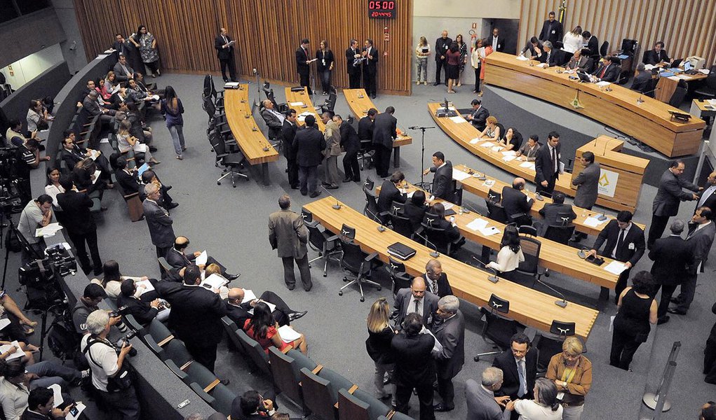 Parecer da Procuradoria-geral da Câmara Legislativa do Distrito Federal (CLDF) aponta que há elementos para o prosseguimento do processo de cassação contra deputados distritais suspeitos de articularem a liberação de R$ 30 milhões para o pagamento de empresas de UTI em troca de propina; são alvos dos pedidos quatro membros da Mesa Diretora afastados pela Justiça após a operação Drácon, da Polícia Civil: a presidente Celina Leão (PPS), o primeiro secretário, Raimundo Ribeiro (PPS), o segundo secretário, Julio Cesar (PRB), e o terceiro secretário Bispo Renato Andrade (PR); o deputado Cristiano Araújo (PSD) também foi citado (Foto: Leonardo Lucena) Parecer da Procuradoria-geral da Câmara Legislativa do Distrito Federal (CLDF) aponta que há elementos para o prosseguimento do processo de cassação contra deputados distritais suspeitos de articularem a liberação de R$ 30 milhões para o pagamento de empresas de UTI em troca de propina; são alvos dos pedidos quatro membros da Mesa Diretora afastados pela Justiça após a operação Drácon, da Polícia Civil: a presidente Celina Leão (PPS), o primeiro secretário, Raimundo Ribeiro (PPS), o segundo secretário, Julio Cesar (PRB), e o terceiro secretário Bispo Renato Andrade (PR); o deputado Cristiano Araújo (PSD) também foi citado