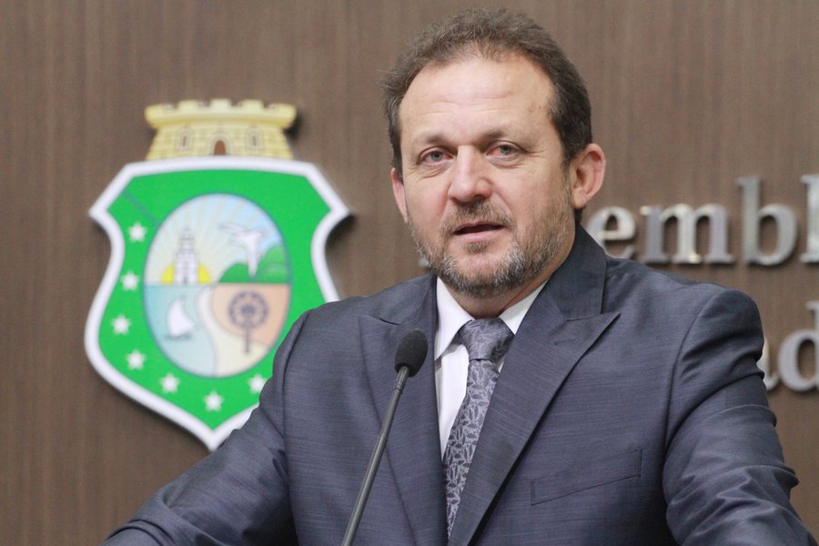 O deputado estadual Odilon Aguiar foi nomeado oficialmente hoje (28) como secretário de Agricultura, Pesca e Aquicultura, em substituição ao também deputado Osmar Baquit, que pediu exoneração para disputar a Prefeitura de Quixadá. O novo secretário deve tomar posse no próximo dia 2 de agosto (Foto: Fatima 247) O deputado estadual Odilon Aguiar foi nomeado oficialmente hoje (28) como secretário de Agricultura, Pesca e Aquicultura, em substituição ao também deputado Osmar Baquit, que pediu exoneração para disputar a Prefeitura de Quixadá. O novo secretário deve tomar posse no próximo dia 2 de agosto