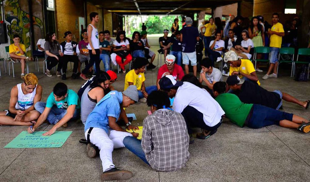 Instituto de Desenvolvimento e Direitos Humanos enviou um relatório denunciando o avanço do programa chamado "Escola sem Partido" aos Relatores Especiais da ONU para o Direito à Educação e para a Liberdade de Opinião e Expressão; instituto diz que o direito à liberdade de opinião e expressão estão sendo colocados em xeque pela iniciativa; "O IDDH identificou a apresentação do projeto de lei em, pelo menos, 15 cidades, sendo 6 capitais (incluindo Rio de Janeiro e São Paulo), 10 estados brasileiros e o Distrito Federal. Ademais, o PL já foi aprovado no estado de Alagoas e nas cidades de Picuí (PE) e Santa Cruz de Monte Castelo (PB)" (Foto: Aquiles Lins) Instituto de Desenvolvimento e Direitos Humanos enviou um relatório denunciando o avanço do programa chamado "Escola sem Partido" aos Relatores Especiais da ONU para o Direito à Educação e para a Liberdade de Opinião e Expressão; instituto diz que o direito à liberdade de opinião e expressão estão sendo colocados em xeque pela iniciativa; "O IDDH identificou a apresentação do projeto de lei em, pelo menos, 15 cidades, sendo 6 capitais (incluindo Rio de Janeiro e São Paulo), 10 estados brasileiros e o Distrito Federal. Ademais, o PL já foi aprovado no estado de Alagoas e nas cidades de Picuí (PE) e Santa Cruz de Monte Castelo (PB)"