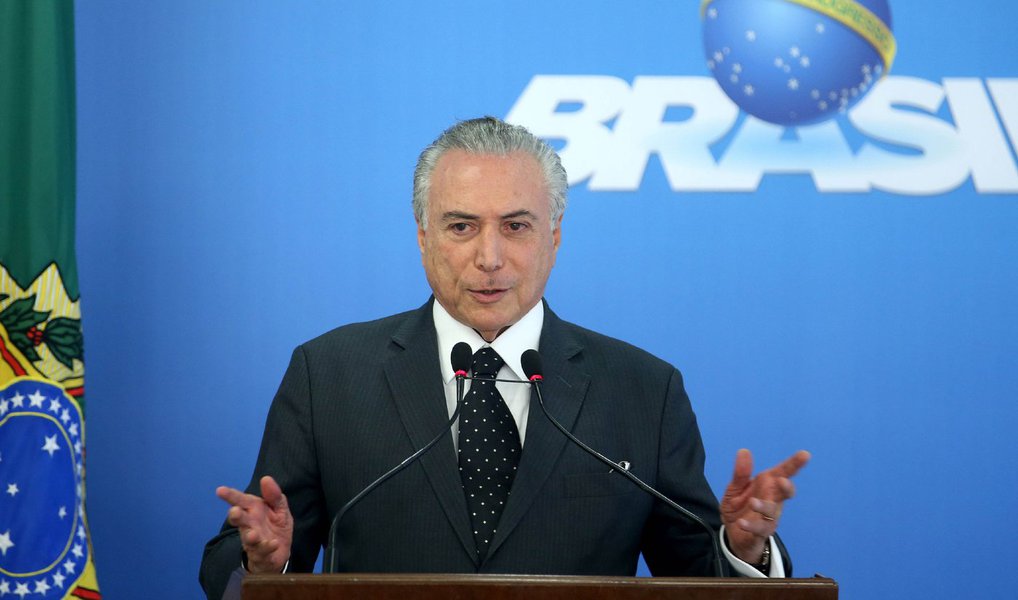 Presidente interino Michel Temer reclamou nesta sexta-feira, 24, da 'herança maldita' recebida do governo da presidente eleita Dilma Rousseff; "Recebi uma herança mais complicada do que eu imaginava", disse Temer em entrevista para os jornais Folha, Estadão, Globo, Valor e Correio Braziliense; o PMDB, partido presidido pelo interino, ocupou sete ministérios no governo Dilma, entre eles Saúde, Minas e Energia, Agricultura, Aviação Civil e Turismo, além de milhares de cargos comissionados; Temer defendeu redução na taxa de juros ainda neste ano e voltou a negar que tenha se encontrado com Sérgio Machado; "Eu não precisava da intermediação deste senhor, conheço muitos empresários, poderia pedir diretamente"; sobre a Lava Jato, disse que o País não pode ficar "dez anos nesta situação" (Foto: Aquiles Lins) Presidente interino Michel Temer reclamou nesta sexta-feira, 24, da 'herança maldita' recebida do governo da presidente eleita Dilma Rousseff; "Recebi uma herança mais complicada do que eu imaginava", disse Temer em entrevista para os jornais Folha, Estadão, Globo, Valor e Correio Braziliense; o PMDB, partido presidido pelo interino, ocupou sete ministérios no governo Dilma, entre eles Saúde, Minas e Energia, Agricultura, Aviação Civil e Turismo, além de milhares de cargos comissionados; Temer defendeu redução na taxa de juros ainda neste ano e voltou a negar que tenha se encontrado com Sérgio Machado; "Eu não precisava da intermediação deste senhor, conheço muitos empresários, poderia pedir diretamente"; sobre a Lava Jato, disse que o País não pode ficar "dez anos nesta situação"