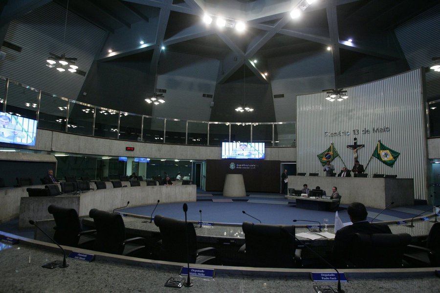 Em luta para conseguir aprovar o projeto de lei complementar 04/2016, que equipara os salários da categoria com os salários de juízes e promotresos, defensores públicos do Ceará voltaram a ocupar hoje as galerias da Assembleia Legislativa (Foto: Fatima 247) Em luta para conseguir aprovar o projeto de lei complementar 04/2016, que equipara os salários da categoria com os salários de juízes e promotresos, defensores públicos do Ceará voltaram a ocupar hoje as galerias da Assembleia Legislativa