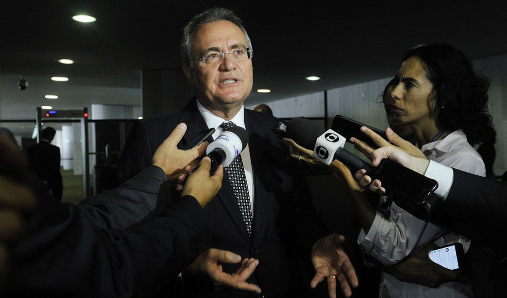 Presidente do Senado, Renan Calheiros (PMDB-AL), afirmou nesta terça-feira, 11, que conversará com o presidente da Comissão de Constituição, Justiça e Cidadania (CCJ), senador José Maranhão (PMDB-PB), para que o relator escolhido possa abreviar os prazos da tramitação da PEC 241 no Senado; "Se não, vamos demorar mais de 30 dias, e não temos como apreciar (a proposta) depois do último dia do ano fiscal. Já estou atuando pessoalmente para que até o final do ano tenhamos uma decisão. Se for necessário vamos invadir o recesso para garantir a tramitação da PEC, primeiro passo para construir a sustentabilidade fiscal", afirmou (Foto: Aquiles Lins) Presidente do Senado, Renan Calheiros (PMDB-AL), afirmou nesta terça-feira, 11, que conversará com o presidente da Comissão de Constituição, Justiça e Cidadania (CCJ), senador José Maranhão (PMDB-PB), para que o relator escolhido possa abreviar os prazos da tramitação da PEC 241 no Senado; "Se não, vamos demorar mais de 30 dias, e não temos como apreciar (a proposta) depois do último dia do ano fiscal. Já estou atuando pessoalmente para que até o final do ano tenhamos uma decisão. Se for necessário vamos invadir o recesso para garantir a tramitação da PEC, primeiro passo para construir a sustentabilidade fiscal", afirmou